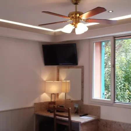 Les Jardins De La Glaciere Hotell 3*