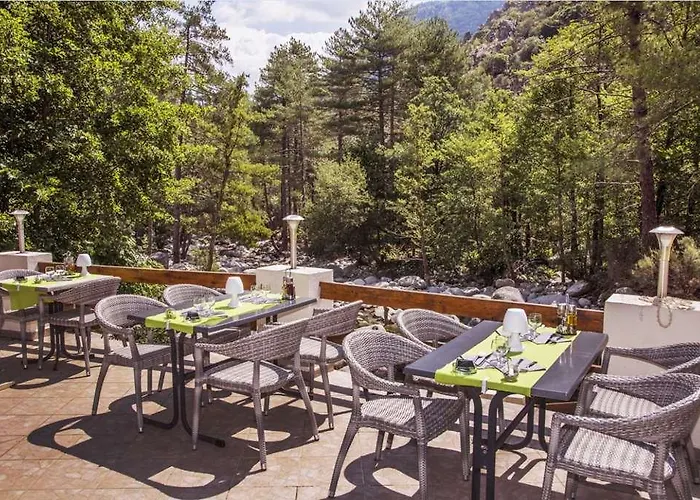 Les Jardins De La Glaciere Отель