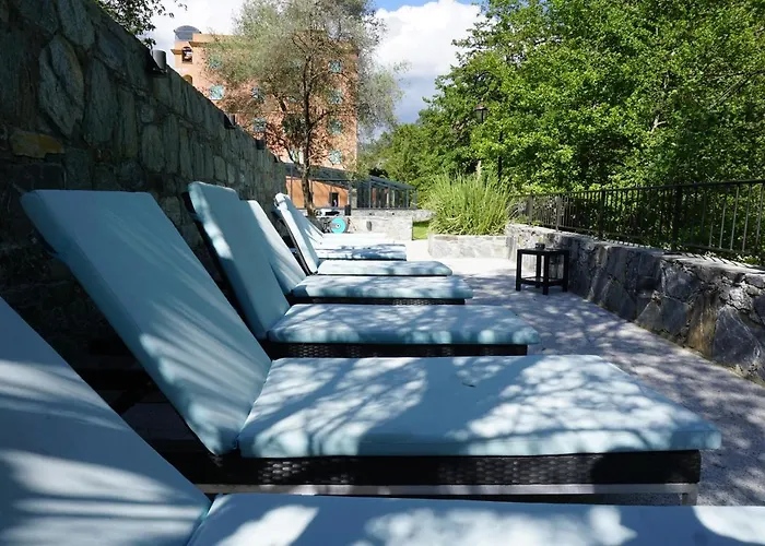 Les Jardins De La Glaciere Отель