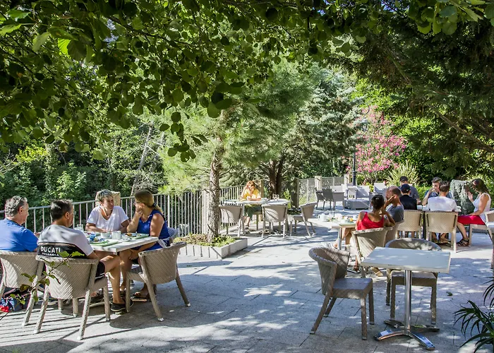 Les Jardins De La Glaciere Отель Корт