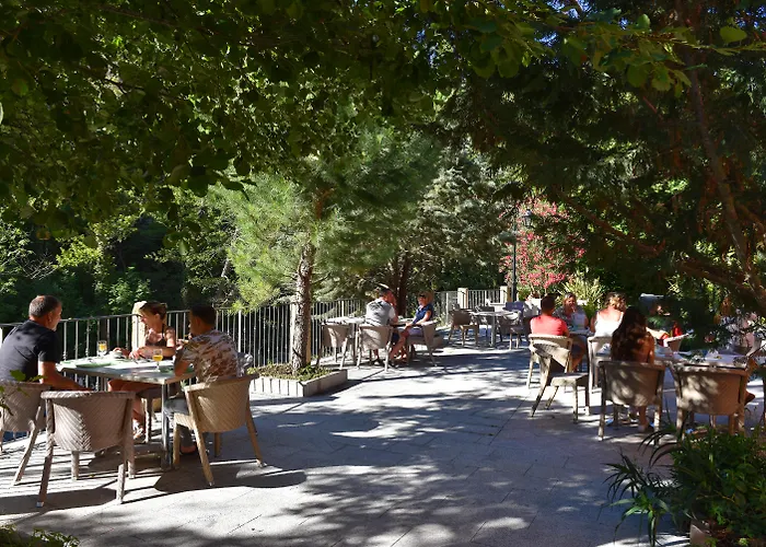 Les Jardins De La Glaciere Отель Корт