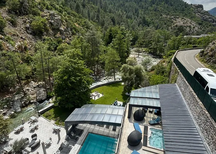 Отель Les Jardins De La Glaciere Корт