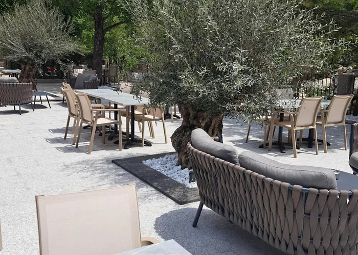 Les Jardins De La Glaciere Отель
