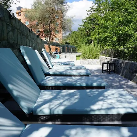 Les Jardins De La Glaciere Hotel