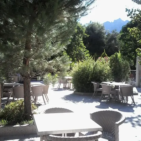Les Jardins De La Glaciere Hotel
