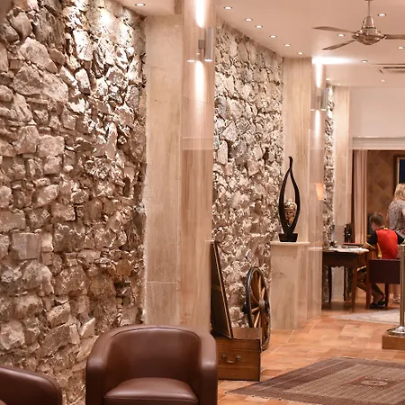 Les Jardins De La Glaciere Hotel