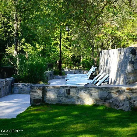 Les Jardins De La Glaciere Hotel