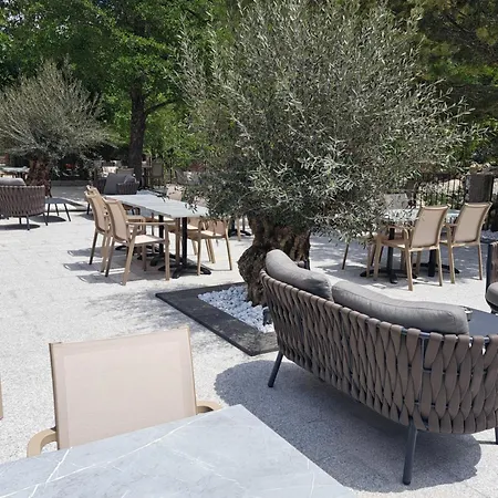 Les Jardins De La Glaciere Hotel