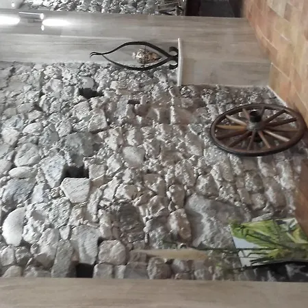 Les Jardins De La Glaciere Hotel