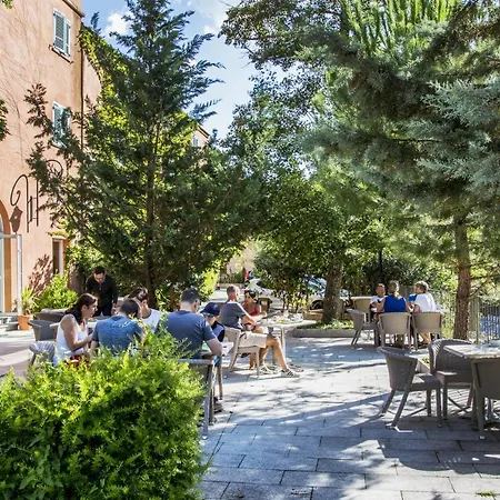 Les Jardins De La Glaciere Hotel