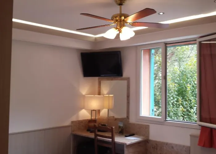 Les Jardins De La Glaciere מלון 3*