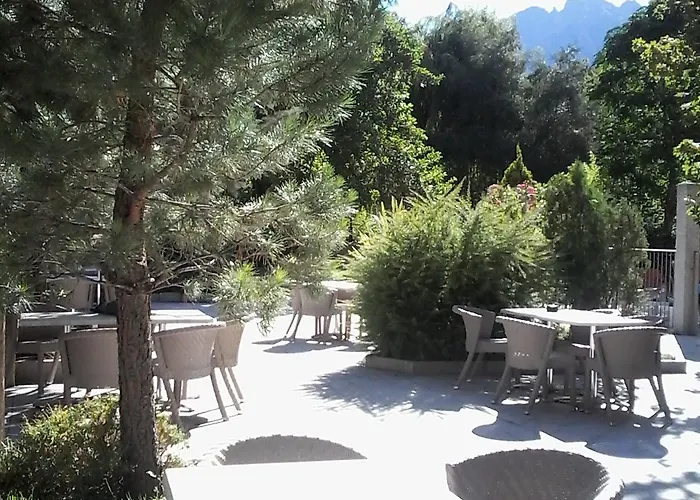 Les Jardins De La Glaciere מלון