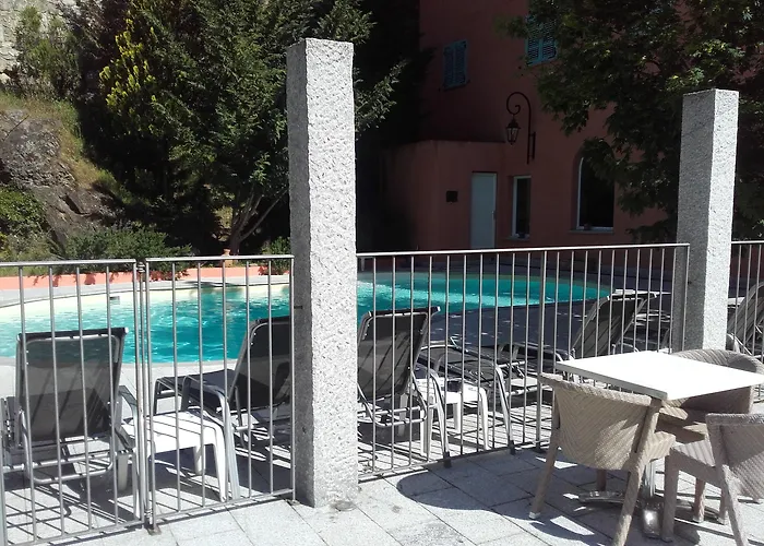 Les Jardins De La Glaciere 3* קורטה