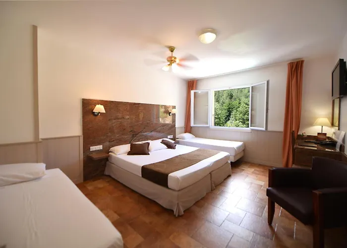 Les Jardins De La Glaciere 3* קורטה