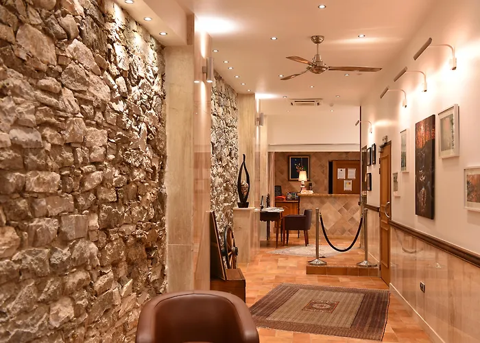 Les Jardins De La Glaciere Hotel