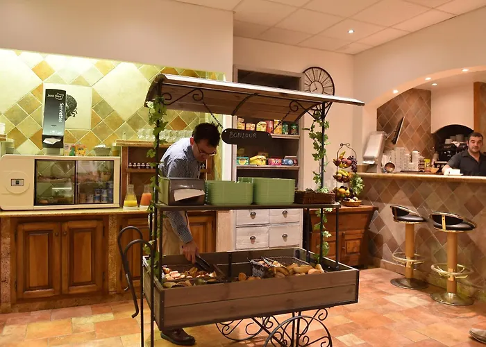 Les Jardins De La Glaciere מלון 3*