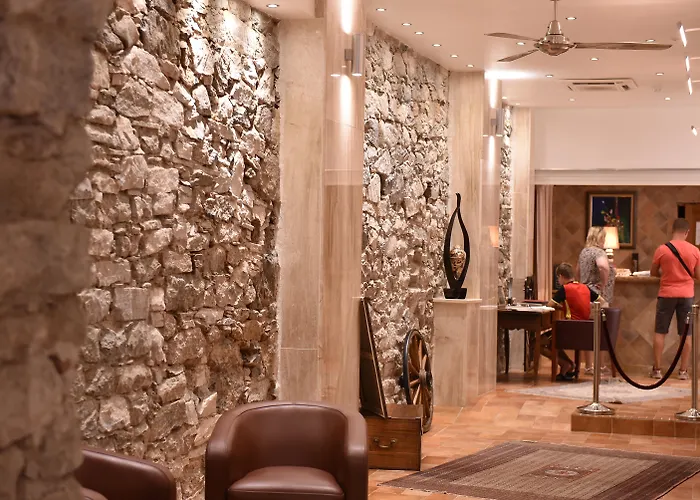 Les Jardins De La Glaciere Hotel