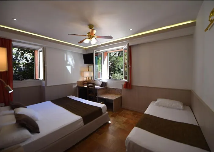 Les Jardins De La Glaciere מלון