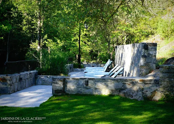 Les Jardins De La Glaciere מלון