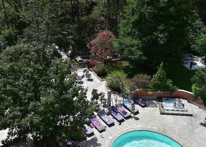 Les Jardins De La Glaciere Hotel