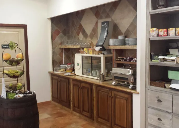 Les Jardins De La Glaciere Hotel