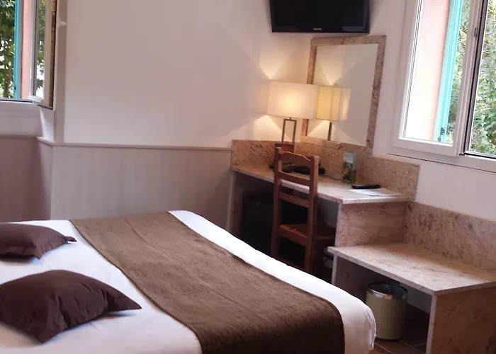 Les Jardins De La Glaciere מלון