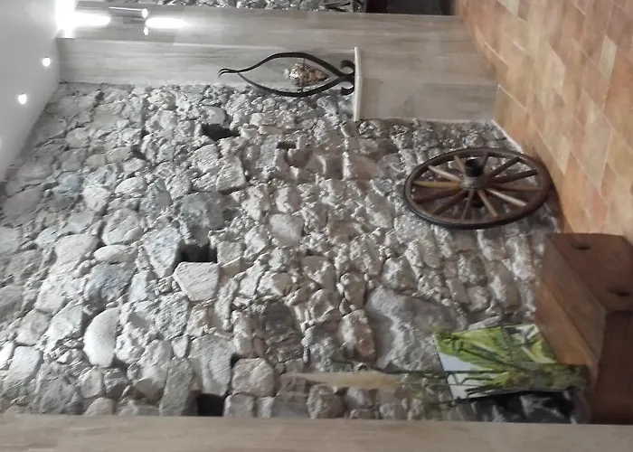 Les Jardins De La Glaciere מלון