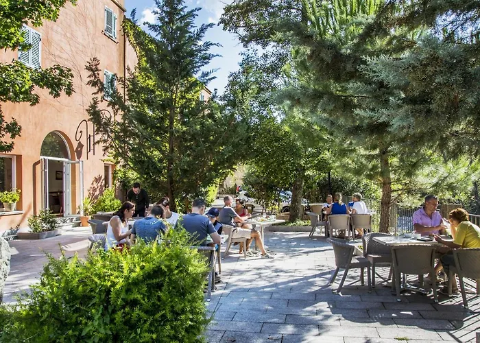 Les Jardins De La Glaciere Hotel